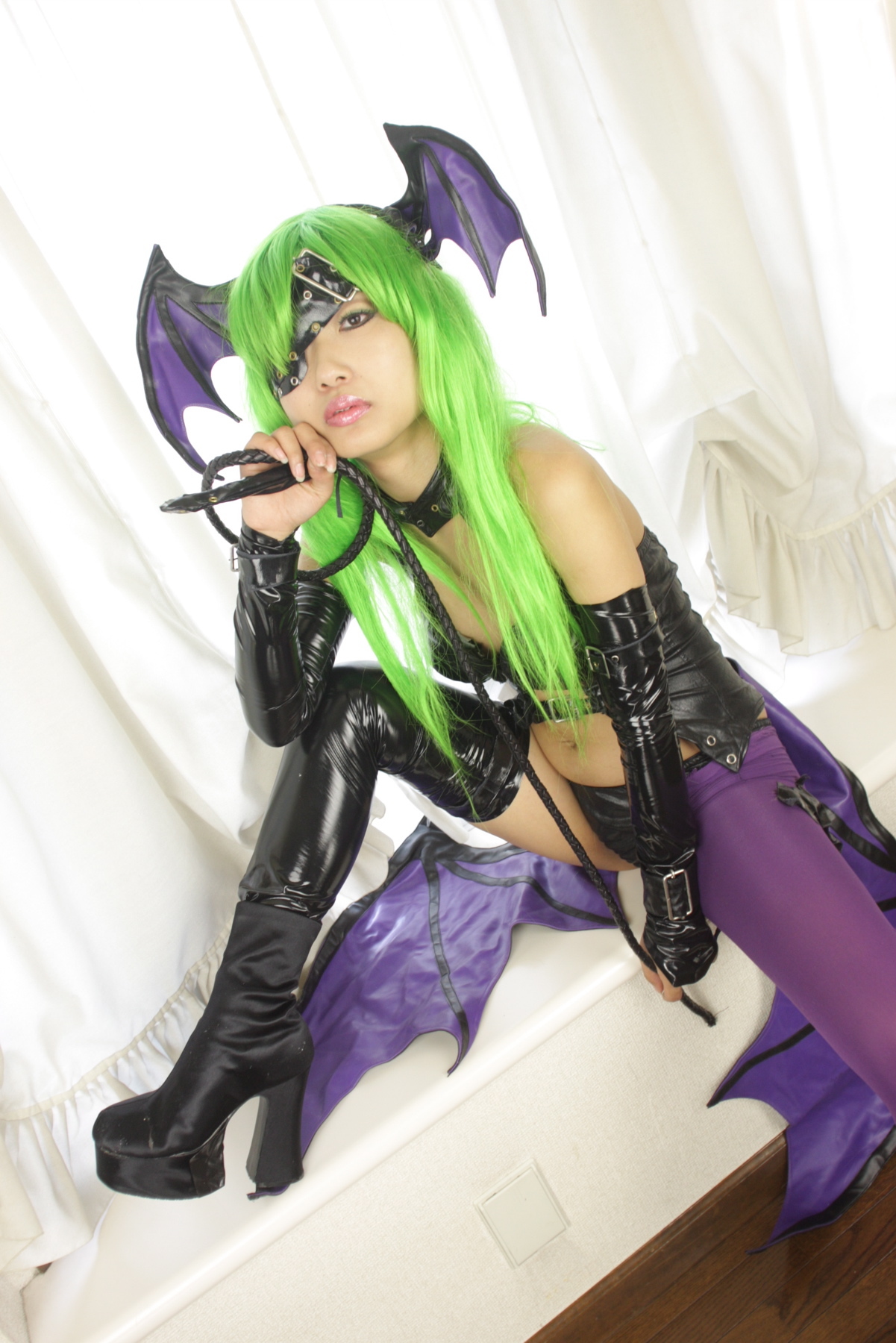 [Cosplay]  Darkstalkers  Morrigan with great body in latex